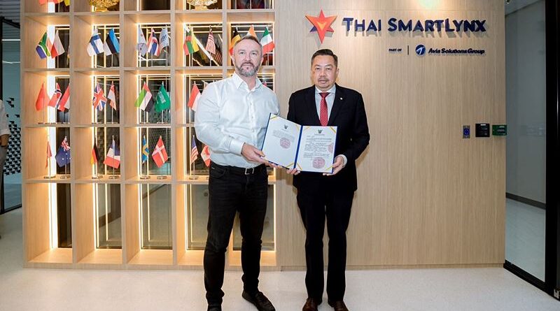 จากซ้ายไปขวา: คุณ Martynas Grigas, Board of Director of Thai SmartLynx และ คุณสุทธิพงษ์ คงพูล ผู้อำนวยการสำนักงานการบินพลเรือนแห่งประเทศไทย (CAAT)